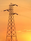 Het net van de macht en elektriciteitsvoorzieningstorens stock afbeelding Het net van de macht en elektriciteitsvoorzieningstorens stock afbeelding