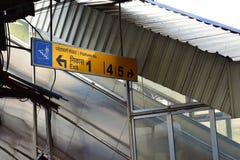 De raad en het platform de richting van de uitgangsrichting scheept over een trede van een spoorwegplatform in royalty-vrije stock foto De raad en het platform de richting van de uitgangsrichting scheept over een trede van een spoorwegplatform in royalty-vrije stock foto