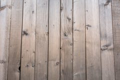 De raad van de pijnboomplank op een rij op schuur stock fotografie De raad van de pijnboomplank op een rij op schuur stock fotografie