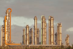 De raffinaderij van de olie stock afbeelding De raffinaderij van de olie stock afbeelding