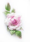 De realistische bloem van de Stoffenzijde in roze en witte die kleuren nam hand - op witte achtergrond wordt gemaakt toe Uitsteke stock foto's De realistische bloem van de Stoffenzijde in roze en witte die kleuren nam hand - op witte achtergrond wordt gemaakt toe Uitsteke stock foto's