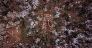 De registrerenvrachtwagen die met vers gezaagd hout wordt geladen verlaat de registrerenplaats in taiga De registrerenvrachtwagen die met vers gezaagd hout wordt geladen verlaat de registrerenplaats in taiga