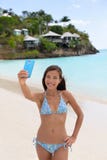 De reisvrouw die van de strandvakantie telefoon maken selfie stock foto's De reisvrouw die van de strandvakantie telefoon maken selfie stock foto's