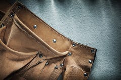 De riem van het leerhulpmiddel op concrete achtergrond Royalty-vrije Stock Afbeeldingen De riem van het leerhulpmiddel op concrete achtergrond Royalty-vrije Stock Afbeeldingen
