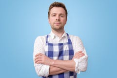 De rijpe mens van de restaurantwerknemer op blauwe muur stock afbeelding De rijpe mens van de restaurantwerknemer op blauwe muur stock afbeelding