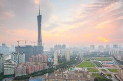 De Rivier van de Parel van Guangzhou en de Toren van TV van het Kanton stock afbeeldingen De Rivier van de Parel van Guangzhou en de Toren van TV van het Kanton stock afbeeldingen