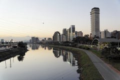 De Rivier van Pinheiros in 's nachts Sao Paulo stock foto's De Rivier van Pinheiros in 's nachts Sao Paulo stock foto's