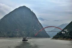 De de Rivierbrug van Wushan Yangtze in de Drie Kloven van Chongqing in China royalty-vrije stock afbeelding De de Rivierbrug van Wushan Yangtze in de Drie Kloven van Chongqing in China royalty-vrije stock afbeelding