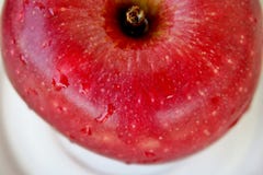 De rode rijpe appel ligt op een witte achtergrond stock foto De rode rijpe appel ligt op een witte achtergrond stock foto