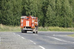 De rode ritten van de Brandvrachtwagen bij de brand royalty-vrije illustratie De rode ritten van de Brandvrachtwagen bij de brand royalty-vrije illustratie