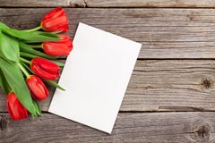 De rode tulpen en kaart van de de daggroet van Valentine ` s stock foto's De rode tulpen en kaart van de de daggroet van Valentine ` s stock foto's