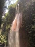 De rode waterval is in de vallei op de manier te reizen royalty-vrije stock afbeelding De rode waterval is in de vallei op de manier te reizen royalty-vrije stock afbeelding
