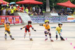 De rol van kinderen het schaatsen spel stock fotografie De rol van kinderen het schaatsen spel stock fotografie