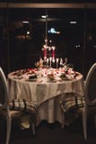 De romantische lijst die met wijn, mooie bloemen in vakje plaatsen, lege glazen, nam bloemblaadjes en kaarsen toe royalty-vrije stock foto's De romantische lijst die met wijn, mooie bloemen in vakje plaatsen, lege glazen, nam bloemblaadjes en kaarsen toe royalty-vrije stock foto's
