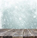 De rustieke houten lijst voor zilveren en witte bokeh defocused lichten met sneeuwvlok abstracte achtergrond royalty-vrije stock fotografie De rustieke houten lijst voor zilveren en witte bokeh defocused lichten met sneeuwvlok abstracte achtergrond royalty-vrije stock fotografie