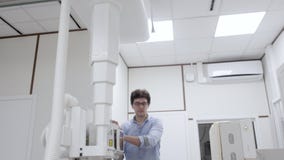 De röntgenmachine van de interncontrole voor radiografie het onderzoeken stock video De röntgenmachine van de interncontrole voor radiografie het onderzoeken stock video