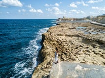 De salta pannorna av Gozo, Malta som sett från ett surr royaltyfria bilder De salta pannorna av Gozo, Malta som sett från ett surr royaltyfria bilder