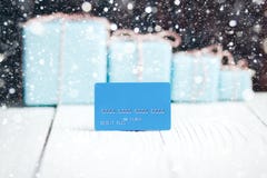 De samenstellings blauwe creditcard van het Kerstmis nieuwe jaar met giften op bedelaars royalty-vrije stock fotografie De samenstellings blauwe creditcard van het Kerstmis nieuwe jaar met giften op bedelaars royalty-vrije stock fotografie