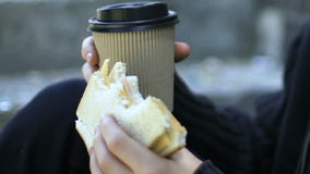 De sandwich van de jongensholding en koffie, concept hongerige daklozen verlaten kinderen stock footage De sandwich van de jongensholding en koffie, concept hongerige daklozen verlaten kinderen stock footage