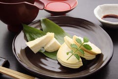 De Sashimi van de bamboespruit met Sojasaus en Belang, Japans Voedsel royalty-vrije stock fotografie De Sashimi van de bamboespruit met Sojasaus en Belang, Japans Voedsel royalty-vrije stock fotografie