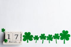 De scheurkalender voor St Patrick Dag, 17 Maart, met groen klaverblad, groen water en document etiketteert op witte houten achter stock foto's De scheurkalender voor St Patrick Dag, 17 Maart, met groen klaverblad, groen water en document etiketteert op witte houten achter stock foto's