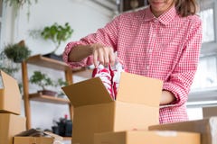 De schoenen start van de kleine bedrijfseigenaarverpakking in de doos bij workpl royalty-vrije stock foto's De schoenen start van de kleine bedrijfseigenaarverpakking in de doos bij workpl royalty-vrije stock foto's