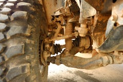 De Schokbrekers en het Remstootkussen in landingsgestel van bigfootauto zijn vlek van modderige grond royalty-vrije stock afbeeldingen De Schokbrekers en het Remstootkussen in landingsgestel van bigfootauto zijn vlek van modderige grond royalty-vrije stock afbeeldingen