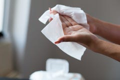De schone handen met nat veegt af Stock Afbeeldingen De schone handen met nat veegt af Stock Afbeeldingen
