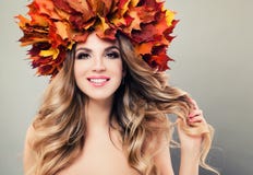 De schoonheid van de herfst Het portret van het aantrekkelijke naaktheidvrouw behandelen door esdoorn doorbladert Beautiful Woman stock afbeelding De schoonheid van de herfst Het portret van het aantrekkelijke naaktheidvrouw behandelen door esdoorn doorbladert Beautiful Woman stock afbeelding