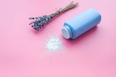 De schoonheidsmiddelen van het Hypoallergenicbad voor jonge geitjes met lavendel Fles van poeder op roze achtergrond copyspace stock foto De schoonheidsmiddelen van het Hypoallergenicbad voor jonge geitjes met lavendel Fles van poeder op roze achtergrond copyspace stock foto