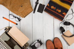 de schrijver gaat op een reis - schrijfmachine, camera, kleren, glas royalty-vrije stock afbeelding de schrijver gaat op een reis - schrijfmachine, camera, kleren, glas royalty-vrije stock afbeelding