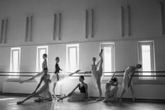 De sju ballerina på balettstången arkivbilder De sju ballerina på balettstången arkivbilder