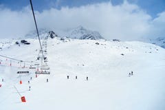 De skiërs onder kabelbaan in een ski nemen zijn toevlucht royalty-vrije stock foto's De skiërs onder kabelbaan in een ski nemen zijn toevlucht royalty-vrije stock foto's