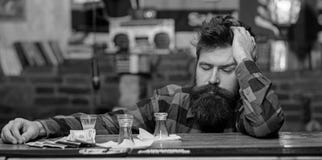 De in slaap dichtbijgelegen alcoholische drank van de Hipsterdaling, korte cocktail stock foto's De in slaap dichtbijgelegen alcoholische drank van de Hipsterdaling, korte cocktail stock foto's