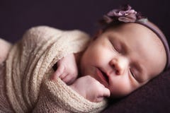 De slaap van het de babymeisje van de close-upzuigeling bij achtergrond Pasgeboren en mothercare concept royalty-vrije stock foto's De slaap van het de babymeisje van de close-upzuigeling bij achtergrond Pasgeboren en mothercare concept royalty-vrije stock foto's