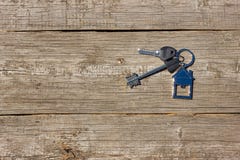 De sleutels tot het huis liggen op een houten achtergrond, het concept het kopen van een bezit royalty-vrije stock fotografie De sleutels tot het huis liggen op een houten achtergrond, het concept het kopen van een bezit royalty-vrije stock fotografie