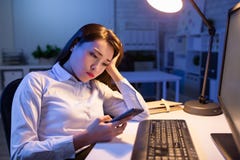 De slimme telefoon van het bedrijfsvrouwengebruik royalty-vrije stock afbeelding De slimme telefoon van het bedrijfsvrouwengebruik royalty-vrije stock afbeelding