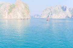 De smaragdgroene wateren en de torenhoge kalksteeneilanden in Ha snakken Baai, Vi royalty-vrije stock fotografie De smaragdgroene wateren en de torenhoge kalksteeneilanden in Ha snakken Baai, Vi royalty-vrije stock fotografie