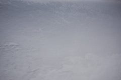 De sneeuw en de wind combineerden gevormde sneeuwgolven in een landbouwmilieu royalty-vrije stock foto De sneeuw en de wind combineerden gevormde sneeuwgolven in een landbouwmilieu royalty-vrije stock foto