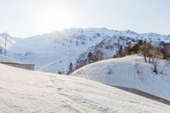 De sneeuwbergen van Tateyama Kurobe alpien met blauwe hemelbedelaars Stock Foto De sneeuwbergen van Tateyama Kurobe alpien met blauwe hemelbedelaars Stock Foto