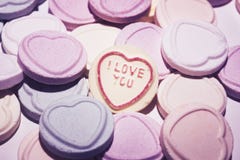 De snoepjes van het Loveheartssuikergoed voor valentijnskaartendag stock foto De snoepjes van het Loveheartssuikergoed voor valentijnskaartendag stock foto