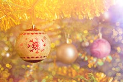 De snuisterij van de kerstboomdecoratie op verfraaide Kerstboombac Royalty-vrije Stock Afbeeldingen De snuisterij van de kerstboomdecoratie op verfraaide Kerstboombac Royalty-vrije Stock Afbeeldingen