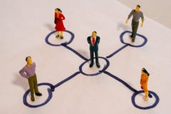 De sociale netwerkregeling die miniatuur bedrijfsmensen bevat verbond met elkaar Het concept van het voorzien van een netwerk royalty-vrije stock foto's De sociale netwerkregeling die miniatuur bedrijfsmensen bevat verbond met elkaar Het concept van het voorzien van een netwerk royalty-vrije stock foto's