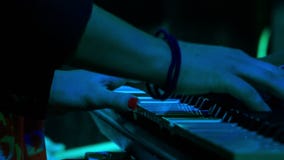De Spelenpiano van het close-upmeisje in Nachtbar onder Lichte Flitsen stock videobeelden De Spelenpiano van het close-upmeisje in Nachtbar onder Lichte Flitsen stock videobeelden