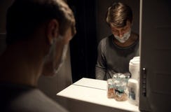 De spiegel van mens het scheren in badkamers stock afbeelding De spiegel van mens het scheren in badkamers stock afbeelding