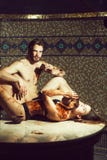 De spierman en de sexy vrouw eten chocolade na salonmassage royalty-vrije stock foto's De spierman en de sexy vrouw eten chocolade na salonmassage royalty-vrije stock foto's