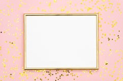 De spot van het fotokader omhoog met ruimte voor tekst, gouden lovertjesconfettien op roze achtergrond Leg Vlakke, hoogste mening royalty-vrije stock foto De spot van het fotokader omhoog met ruimte voor tekst, gouden lovertjesconfettien op roze achtergrond Leg Vlakke, hoogste mening royalty-vrije stock foto