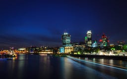 De stad/Engeland van Londen: Weergeven op horizon en rivier Theems tijdens schemering van Torenbrug royalty-vrije stock afbeelding De stad/Engeland van Londen: Weergeven op horizon en rivier Theems tijdens schemering van Torenbrug royalty-vrije stock afbeelding