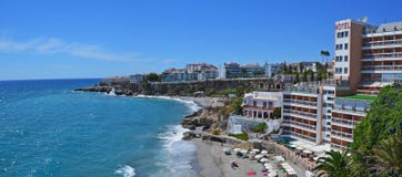 De stad Nerja van de kusttoevlucht in Spanje, panorama stock fotografie De stad Nerja van de kusttoevlucht in Spanje, panorama stock fotografie