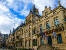 De Stad van Luxemburg, Luxemburg; 08/10/2018: Voorgevel van Groothertogelijk Paleis in de Stad van Luxemburg, Luxemburg stock afbeelding De Stad van Luxemburg, Luxemburg; 08/10/2018: Voorgevel van Groothertogelijk Paleis in de Stad van Luxemburg, Luxemburg stock afbeelding